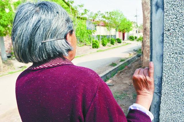 我送自己種的菜去女兒家，離開時女婿卻給我「半盒吃剩的蛋糕」，回家一看我忍不住落淚...