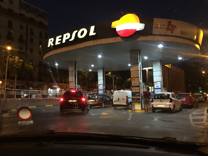 他驚覺「老婆偷吃」卻裝沒事，耐心策劃等到老婆生日...在全家人面前獻上「最猛生日驚喜」！