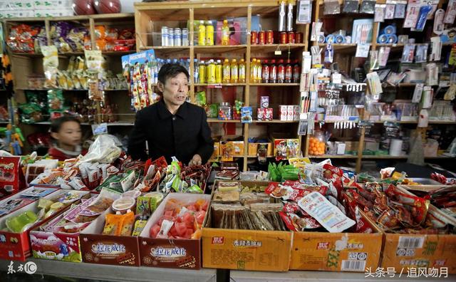 老太太每天拿1元買米，父親都找她10元，兩年後我和父親抱頭痛哭！
