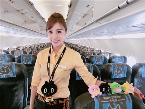 台灣超美空姐被外媒狂讚「千年一遇美女」！沒想到「帥氣空軍弟弟」一曝光才是真正厲害！