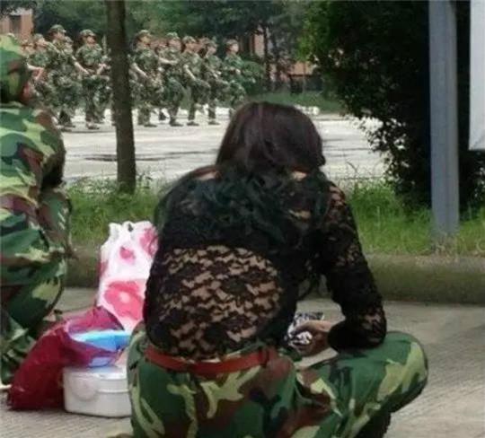 33張「爆笑圖」：老師，以後上課都穿這樣的裙子好了...看到最後，笑到下巴都快掉下來！