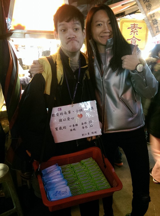 女星曲家瑞探「夜市口香糖鬥士」12年不中斷！霸氣誇口：「是我回通化夜市的理由！」