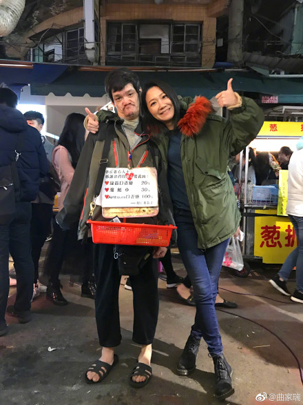女星曲家瑞探「夜市口香糖鬥士」12年不中斷！霸氣誇口：「是我回通化夜市的理由！」