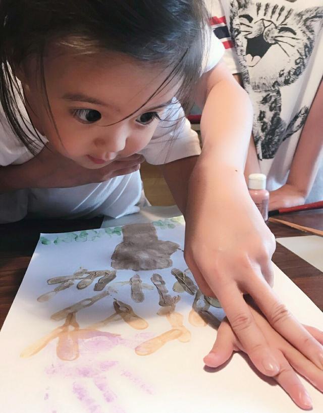 賈靜雯小女兒才是潛力股？常被調侃「像小弟弟」的Bo妞顏值變化大，直逼咘姐的美！