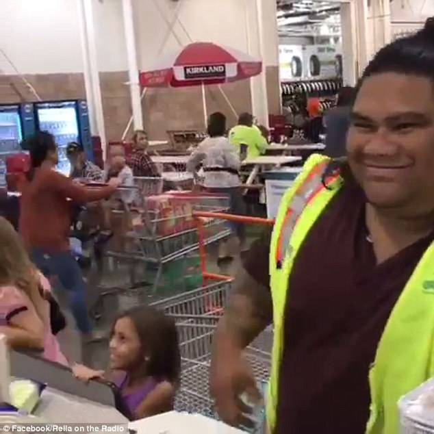 小姊妹逛好市多「把店員錯認成真人毛伊」興奮尖叫，他「將計就計超暖反應」網友全讚爆！