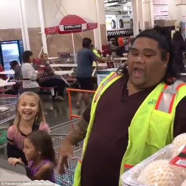 小姊妹逛好市多「把店員錯認成真人毛伊」興奮尖叫，他「將計就計超暖反應」網友全讚爆！