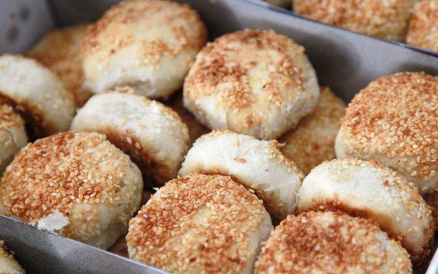 夫妻每天給小乞丐吃燒餅，小乞丐說了句「悄悄話」，夫妻大驚報警！