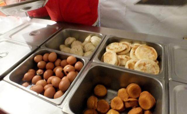 夫妻每天給小乞丐吃燒餅，小乞丐說了句「悄悄話」，夫妻大驚報警！