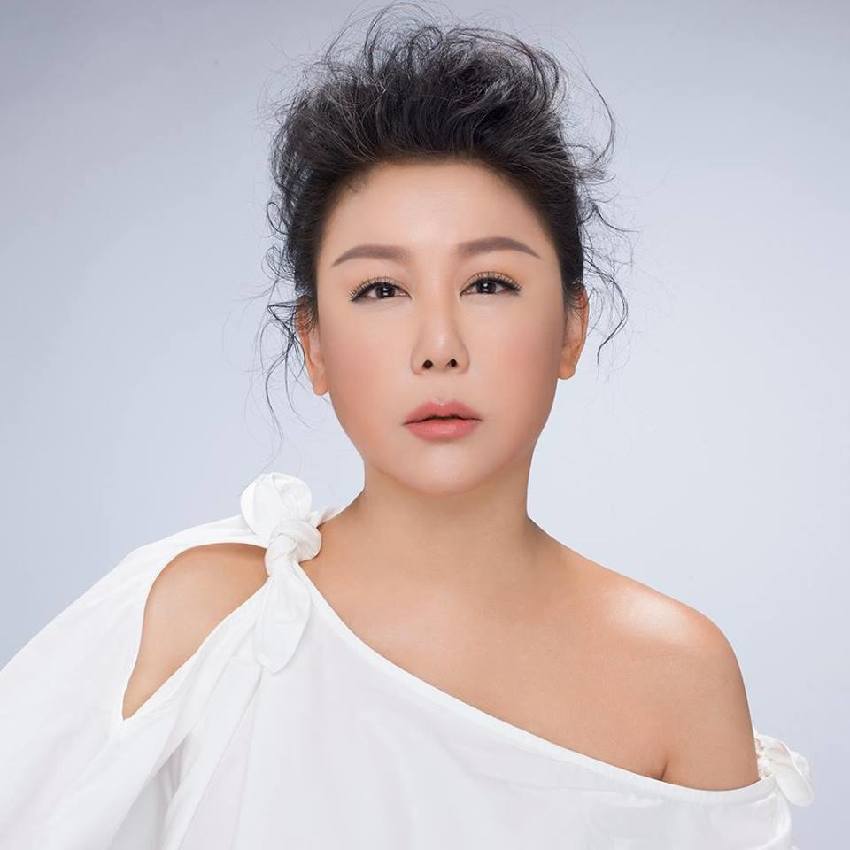 52歲藍心湄淚想曾「替爸還債3000萬」，如今她身價15億霸氣「一句話」讓所有男人都跪了...