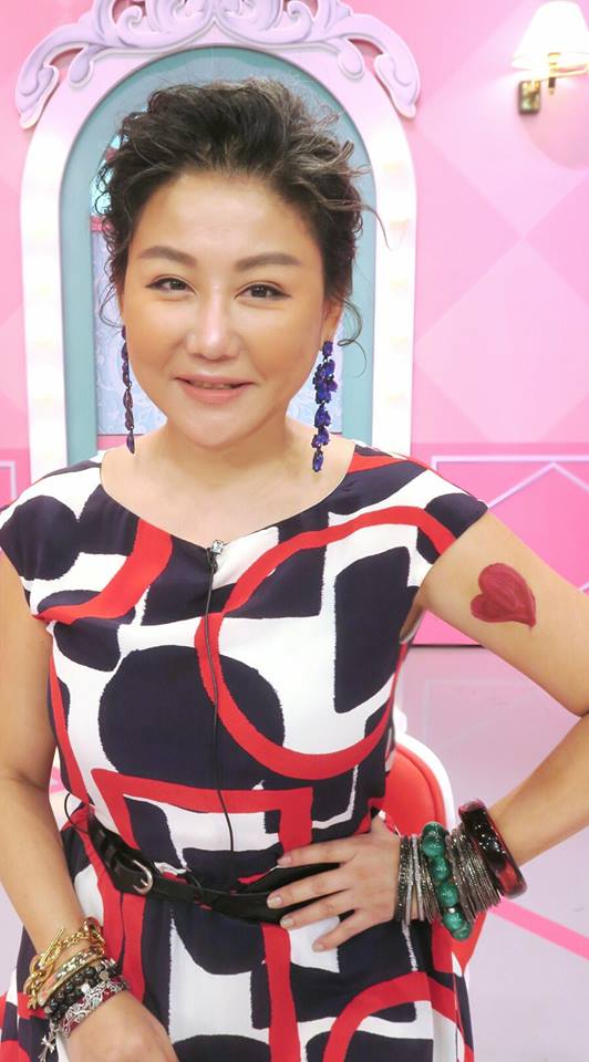 52歲藍心湄淚想曾「替爸還債3000萬」，如今她身價15億霸氣「一句話」讓所有男人都跪了...