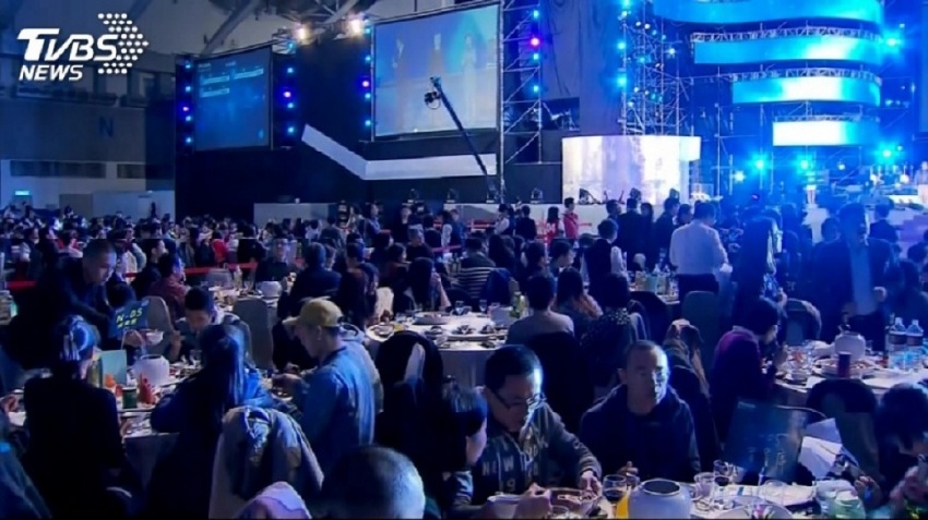 他尾牙超幸運「抽中3萬元」樂翻天打給女友報喜！下一秒對方「冷回4個字」瞬間從天堂掉到地獄。