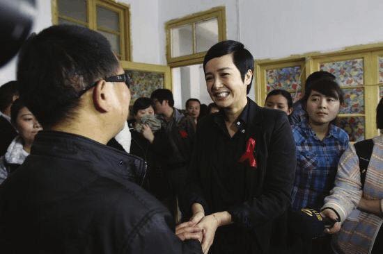 她全盛時期「比趙薇還紅」卻為愛息影，歷經婚姻危機後如今「熱心公益」幫助愛滋病患！