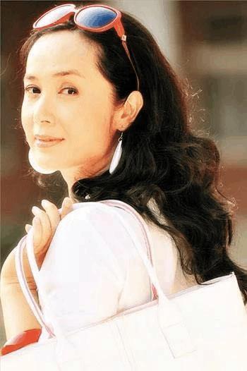 她全盛時期「比趙薇還紅」卻為愛息影，歷經婚姻危機後如今「熱心公益」幫助愛滋病患！