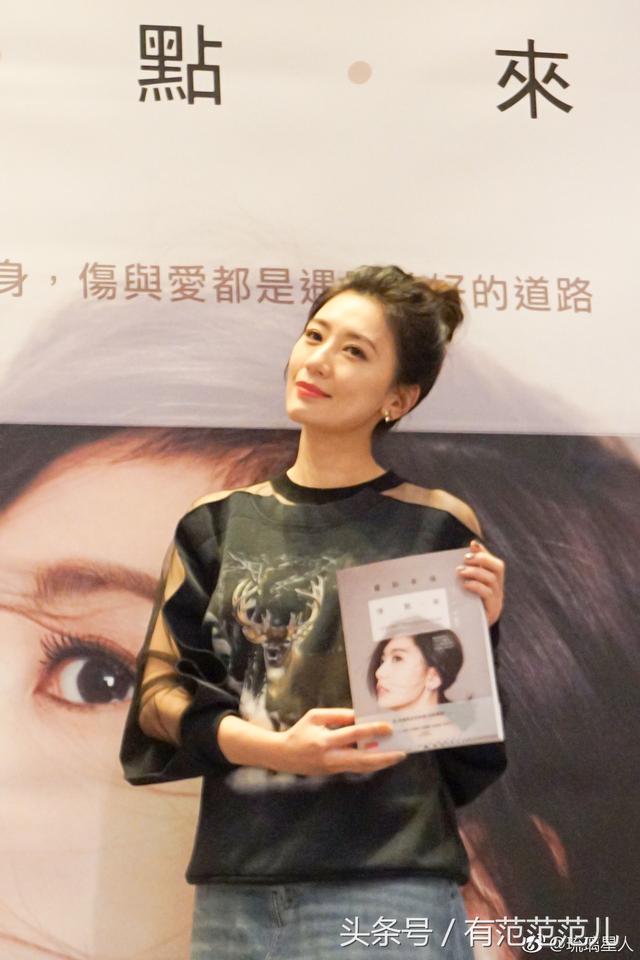 44歲賈靜雯把「牛仔褲拆成裙子」，還2件衫缝一起...網友捂臉：不敢看！