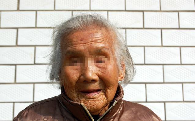 母親跟女兒借1000要求寫借條卻「多加兩個0」！母親走後分家產女兒當場愣住