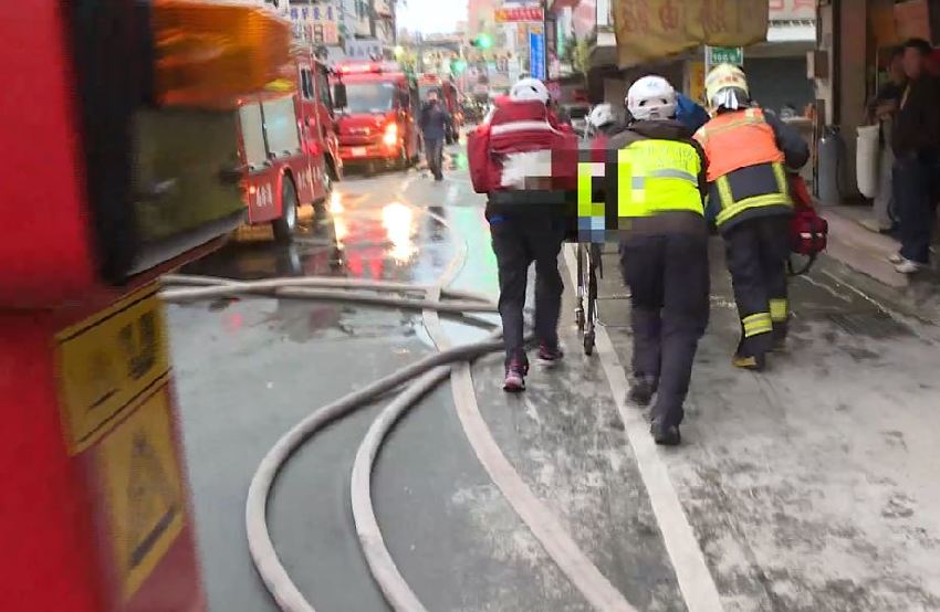 資深演員康龍出院「急奔妻子靈堂」跪地痛哭上香，他踩禁忌也堅持送愛妻最後一程...