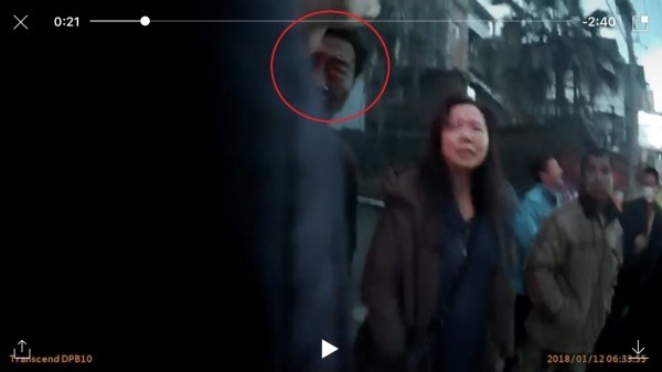 資深演員康龍出院「急奔妻子靈堂」跪地痛哭上香，他踩禁忌也堅持送愛妻最後一程...