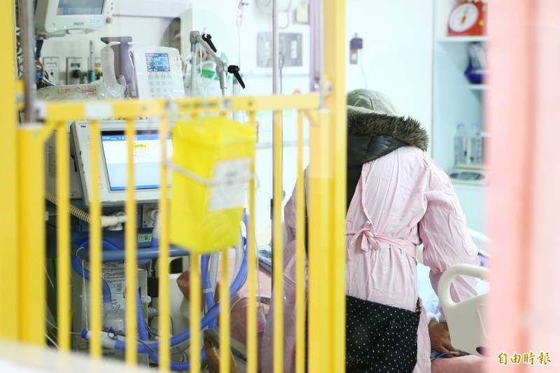 資深演員康龍出院「急奔妻子靈堂」跪地痛哭上香，他踩禁忌也堅持送愛妻最後一程...