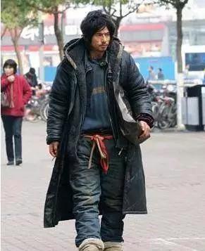 還記得當年紅遍全球的「中國犀利哥」嗎？8年過去如今的他竟然過著這樣的生活...！