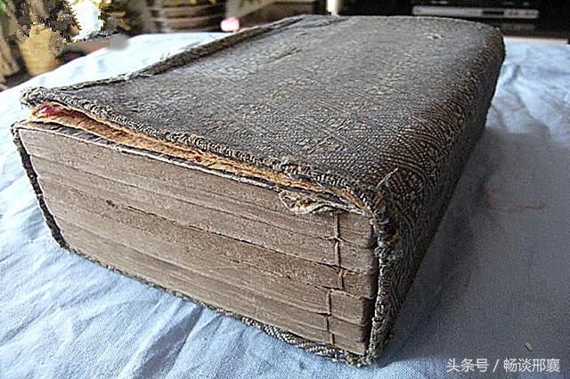 我出嫁父母「只給舊書當嫁妝」遭婆婆看輕!婚禮隔天「打開舊書」一看我卻愣住了