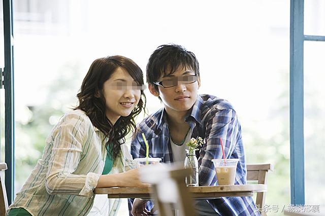 我出嫁父母「只給舊書當嫁妝」遭婆婆看輕!婚禮隔天「打開舊書」一看我卻愣住了