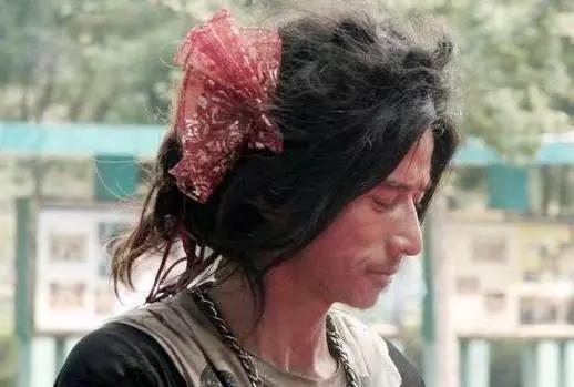 還記得當年紅遍全球的「中國犀利哥」嗎？8年過去如今的他竟然過著這樣的生活...！