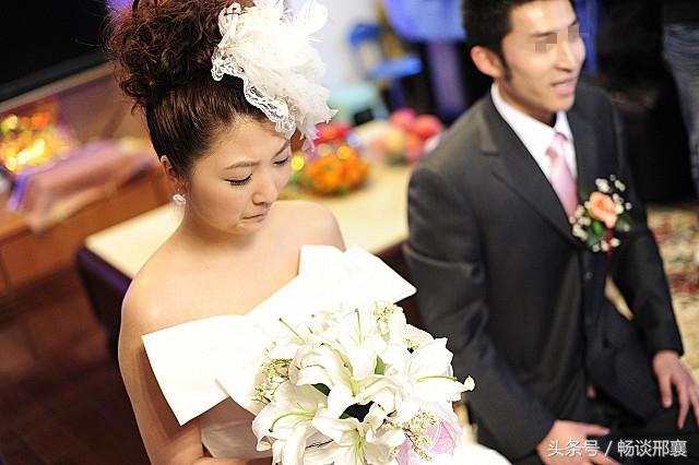 我出嫁父母「只給舊書當嫁妝」遭婆婆看輕!婚禮隔天「打開舊書」一看我卻愣住了