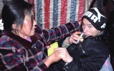 還記得當年紅遍全球的「中國犀利哥」嗎？8年過去如今的他竟然過著這樣的生活...！