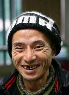 還記得當年紅遍全球的「中國犀利哥」嗎？8年過去如今的他竟然過著這樣的生活...！