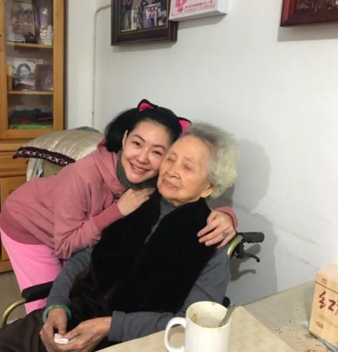 小S深夜崩潰大哭:「奶奶不記得我了！」她悲痛「向天上的爸爸喊話...」粉絲跟著落淚！