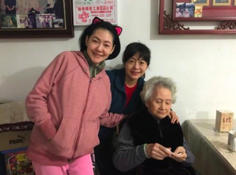 小S深夜崩潰大哭:「奶奶不記得我了！」她悲痛「向天上的爸爸喊話...」粉絲跟著落淚！