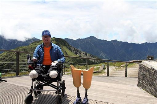 八仙塵爆傷者「雙腿+右手截肢」存活率僅5%！他淚述「爸媽每天笑著報時」背後原因讓大家哭了！