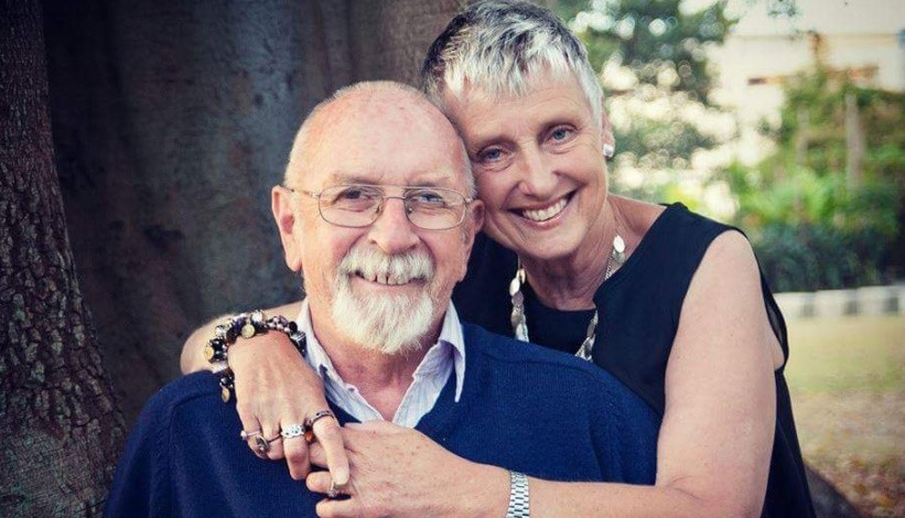 癌妻臨終遺言交代「記得每天澆花」，癡情老公照做5年才發現是「老婆最後一場惡作劇」邊笑邊流淚！