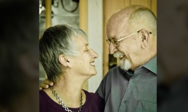 癌妻臨終遺言交代「記得每天澆花」，癡情老公照做5年才發現是「老婆最後一場惡作劇」邊笑邊流淚！