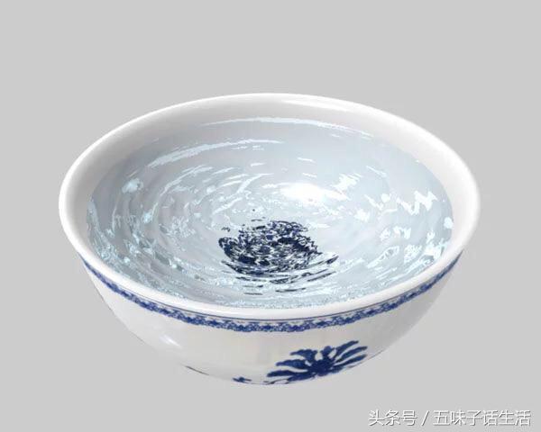 表哥突然打電話「要一碗水」讓媽媽痛哭崩潰！他好奇PO網求助「原因竟是...」大家要他節哀！