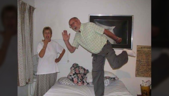 癌妻臨終遺言交代「記得每天澆花」，癡情老公照做5年才發現是「老婆最後一場惡作劇」邊笑邊流淚！