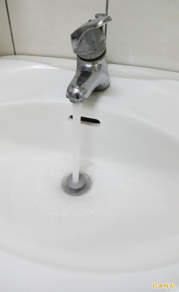 表哥突然打電話「要一碗水」讓媽媽痛哭崩潰！他好奇PO網求助「原因竟是...」大家要他節哀！