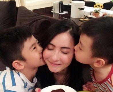 張柏芝不顧大好星途「甘願放棄工作」陪兒子！她自曝「從不逼孩子讀書」如今2兒子竟然...