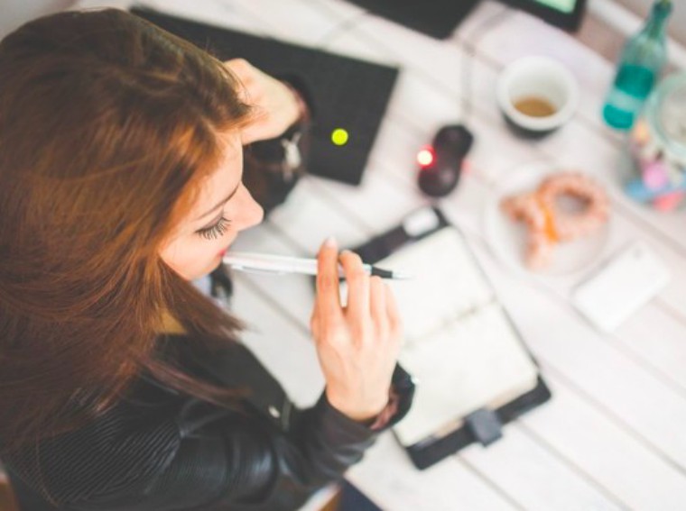 他無怨無悔「養繼女10年」卻發現女兒喜帖「只有生父沒有他」，於是在婚前展開超猛復仇...