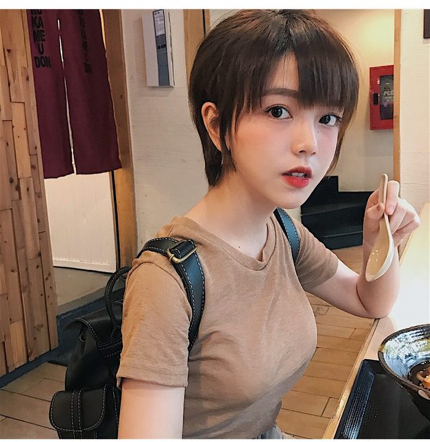 越南短髮女大生「正到讓世界對越南改觀」！全身包緊緊還是洩漏「超火辣身材」網友大暴走！