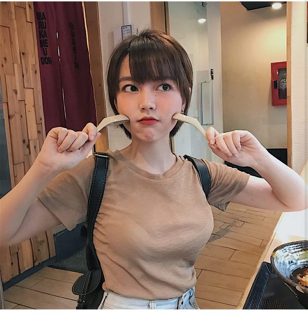越南短髮女大生「正到讓世界對越南改觀」！全身包緊緊還是洩漏「超火辣身材」網友大暴走！