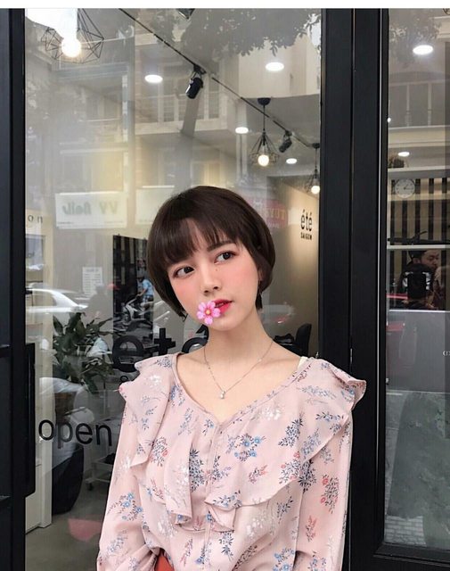越南短髮女大生「正到讓世界對越南改觀」！全身包緊緊還是洩漏「超火辣身材」網友大暴走！