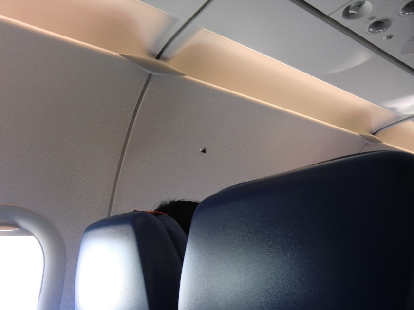  搭飛機坐到「三角形標誌」下的位置超幸運！空服員說出「背後真相」...小小標記暗藏玄機！