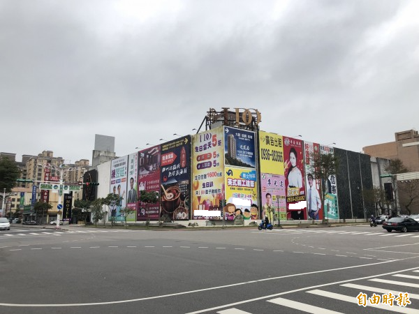 桃園超狂「酒店經理廣告」比參選人還大張！網友搜出本尊「雪白肌膚...」狂喊投她一票！