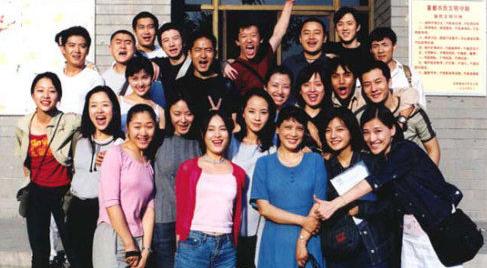 她演《還珠格格》爆紅，卻在巔峰時「為了家庭隱退」，如今生了2個小孩照樣美翻天！