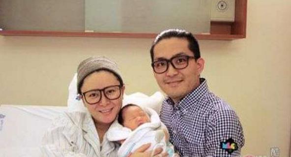 她演《還珠格格》爆紅，卻在巔峰時「為了家庭隱退」，如今生了2個小孩照樣美翻天！