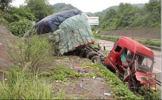 貨車突然煞車失靈，男人要女人自己跳車保命，即將車毀人亡的一剎那妻子竟做出「驚人舉動」！