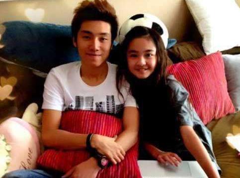 他將小蘿莉養成老婆，8歲一見鍾情，5年戀情被大家罵慘！如今兩人變這樣...不可思議！