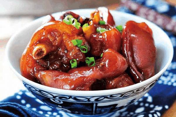 她每次燉豬蹄都不加水，加一瓶「調味料」軟爛香嫩不油膩，一大鍋都不夠吃