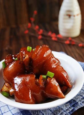 她每次燉豬蹄都不加水，加一瓶「調味料」軟爛香嫩不油膩，一大鍋都不夠吃